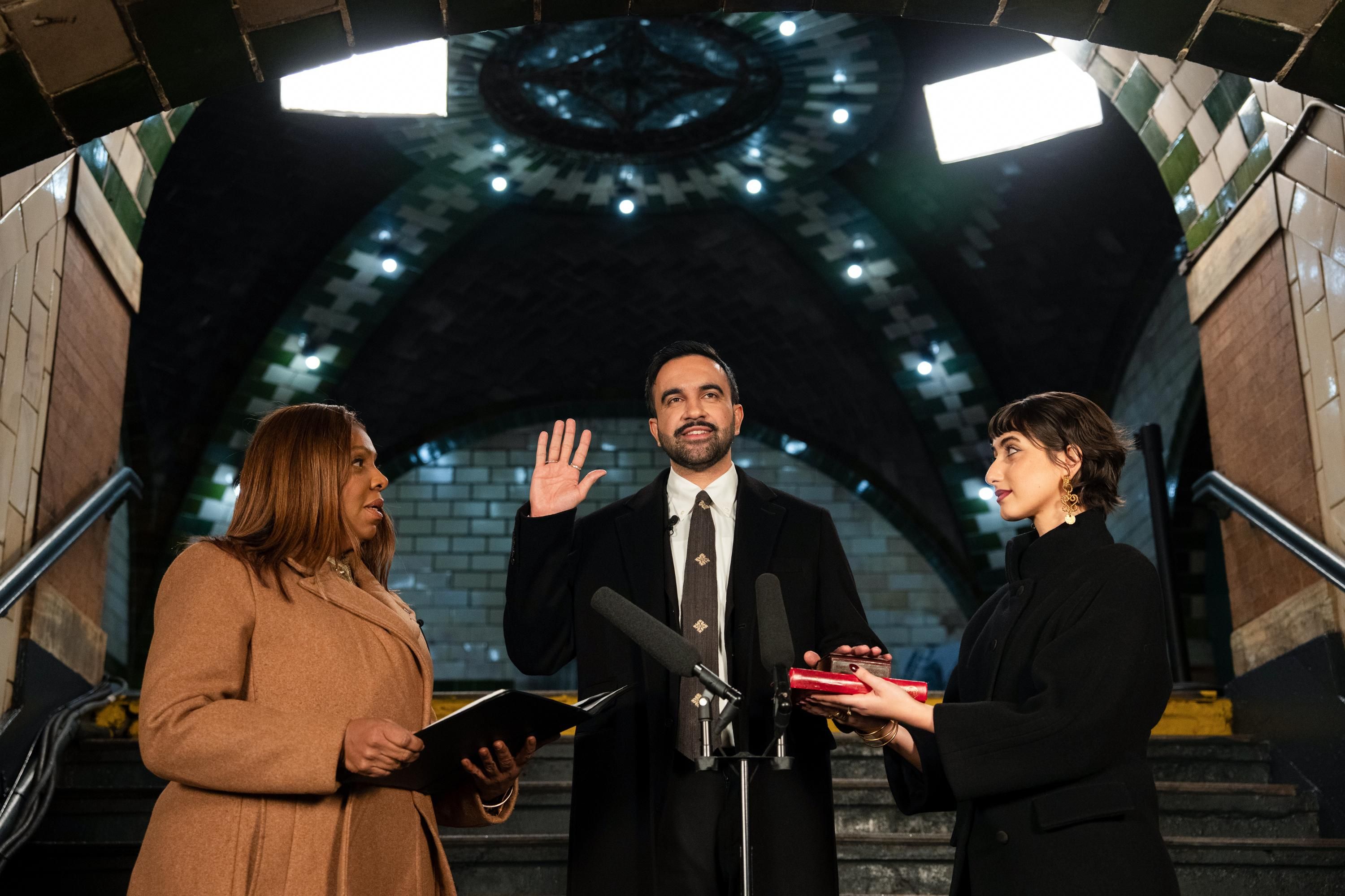 Новоизбранный городской голова Нью-Йорка Зохран Мамдани принял присягу на Коране