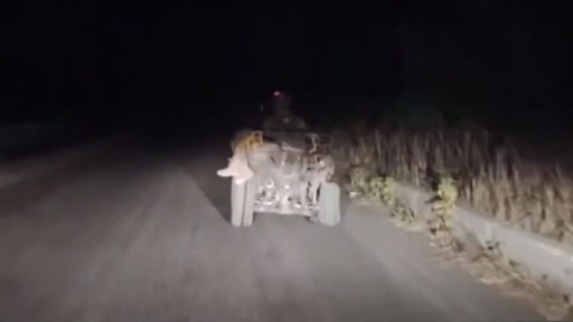 Прикордонник вивозив пораненого побратима на 3 колесах після того, як наїхав на міну - 24 Канал Прикордонник вивозив пораненого побратима на 3 колесах після того, як наїхав на міну - 24 Канал