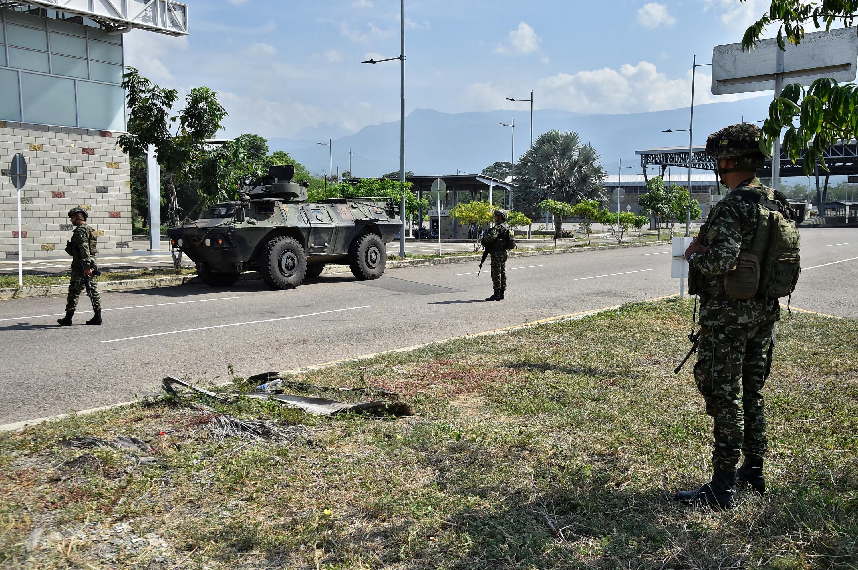 Колумбия стянула войска и танки в Венесуэлу Колумбия стянула войска и танки в Венесуэлу