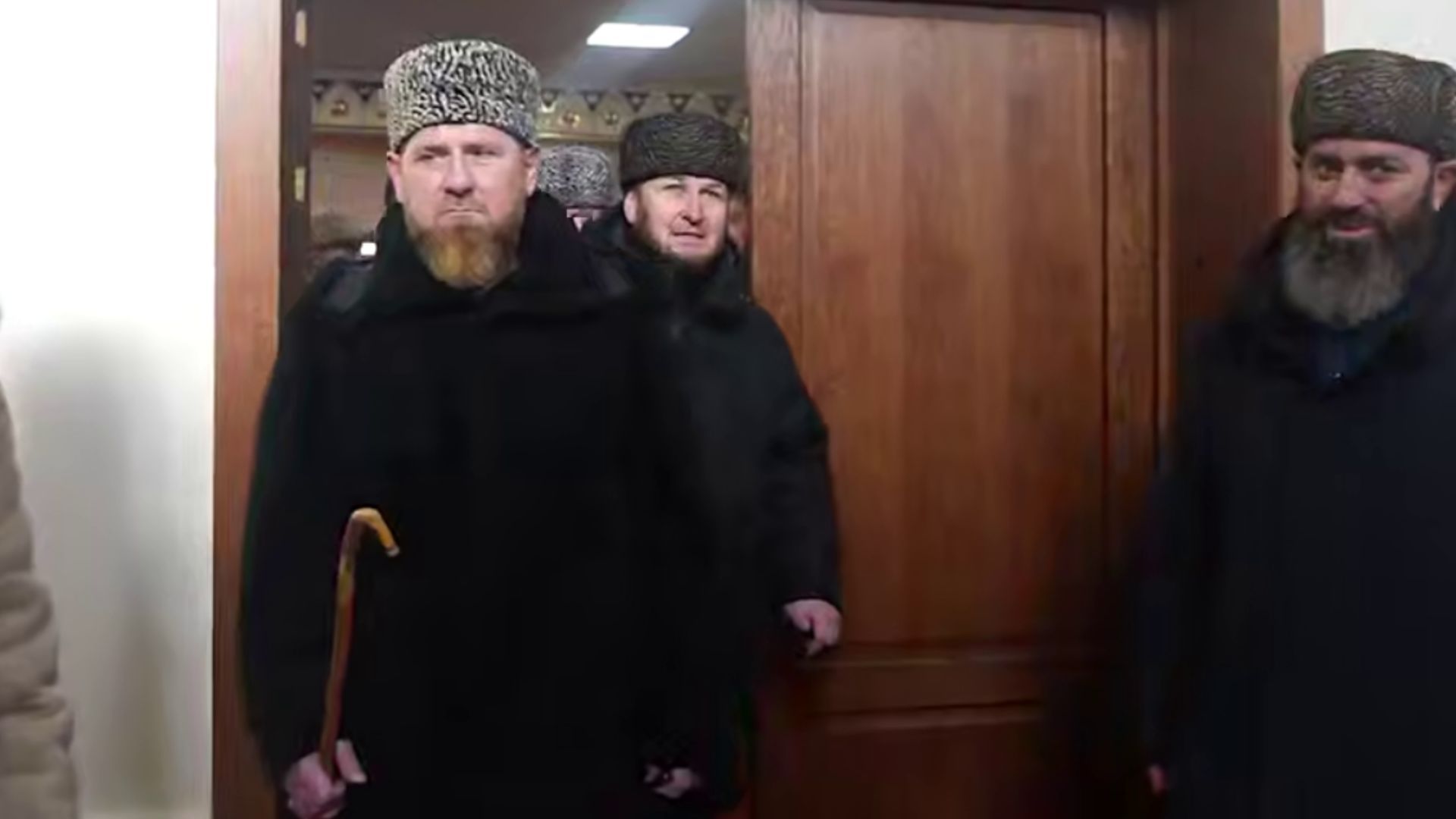 Кадиров з'явився на публіці з тростиною Кадиров з'явився на публіці з тростиною