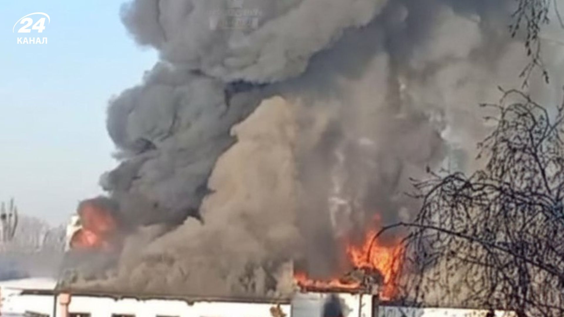 У Солом'янському районі загорілася складська будівля