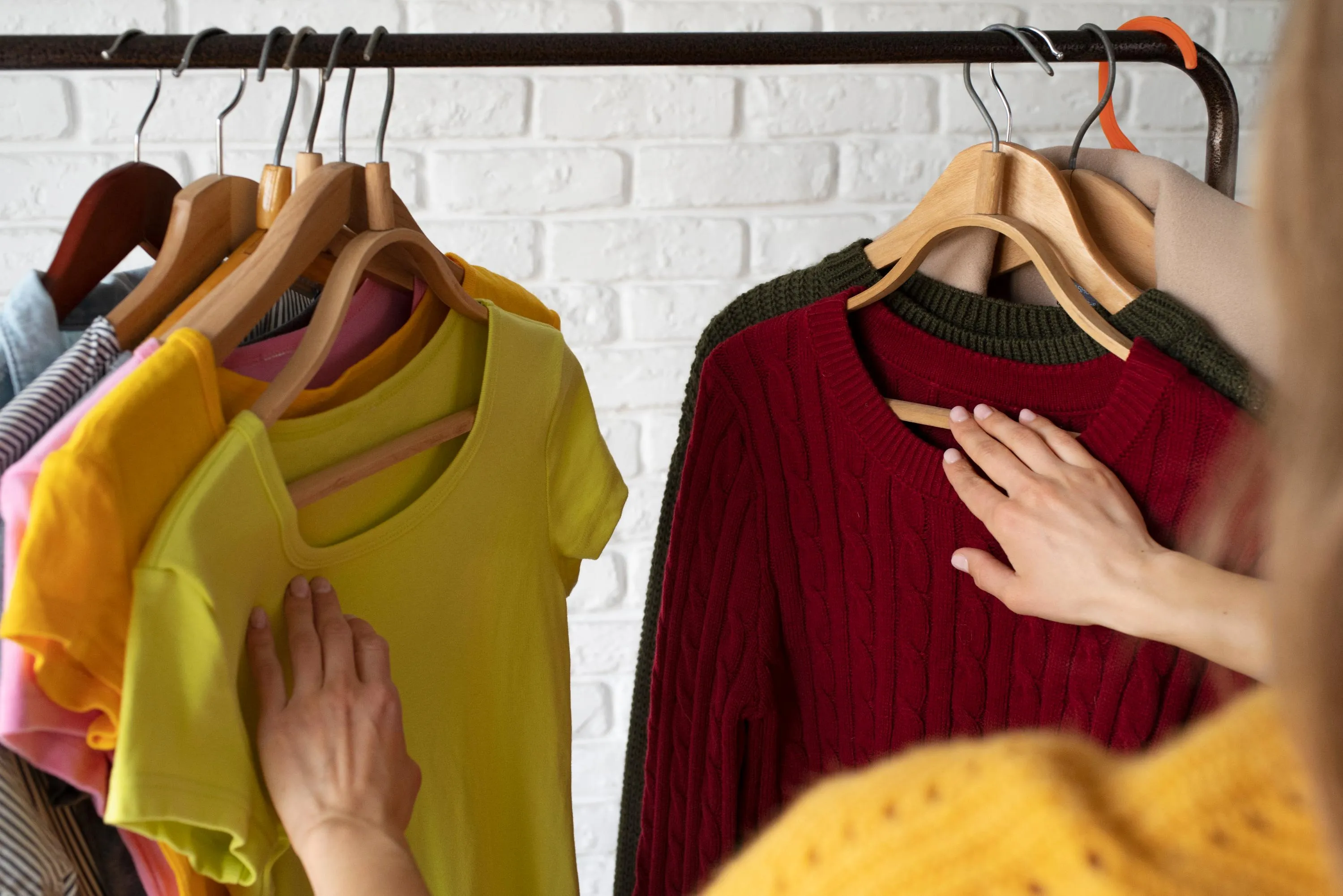 Флісові речі на секонді краще уникати / Фото Freepik