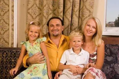 Володимир Гришко з дружиною та дітьми Володимир Гришко з дружиною та дітьми