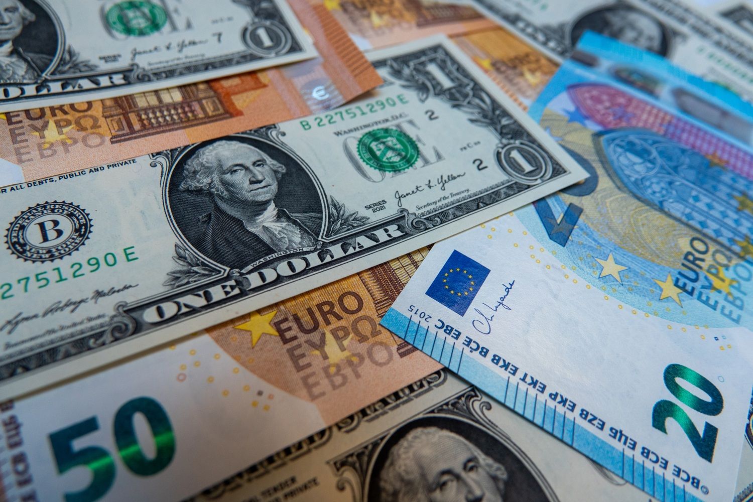 Що вигідніше купувати для заощаджень в Україні – долар чи євро