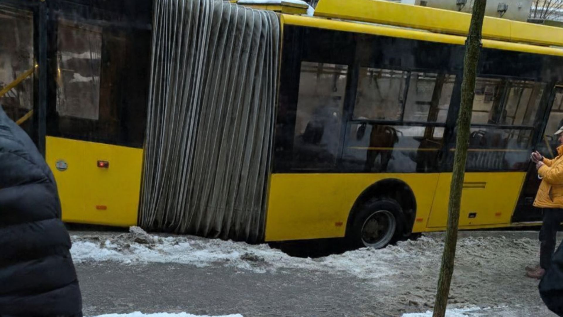 В Киеве застрял троллейбус в Киеве