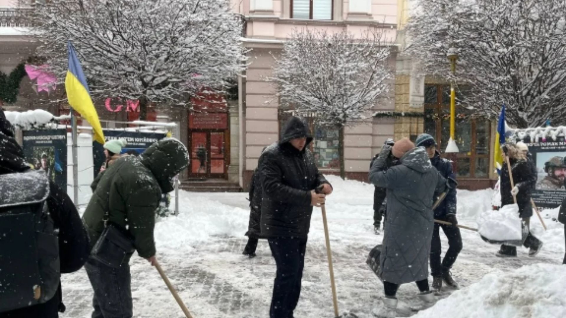 В Івано-Франківську чиновники долучатимуться до розчистки снігу