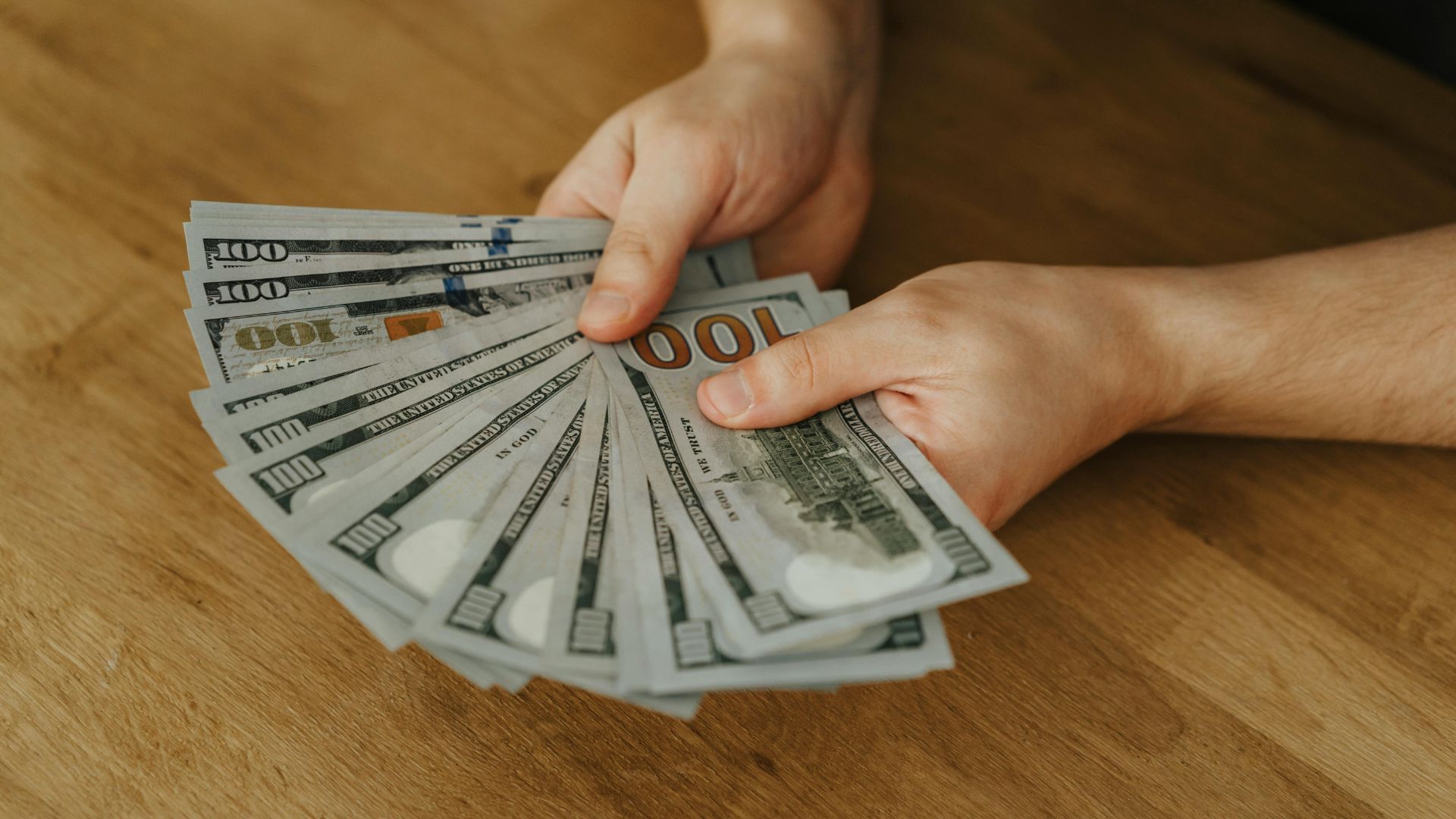 Курс валют знову побив максимум: скільки тепер коштують долар і євро