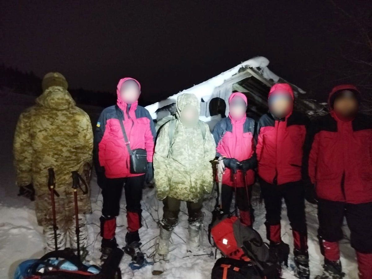 Прикордонники врятували ухилянта, який блукав у Карпатах Прикордонники врятували ухилянта, який блукав у Карпатах