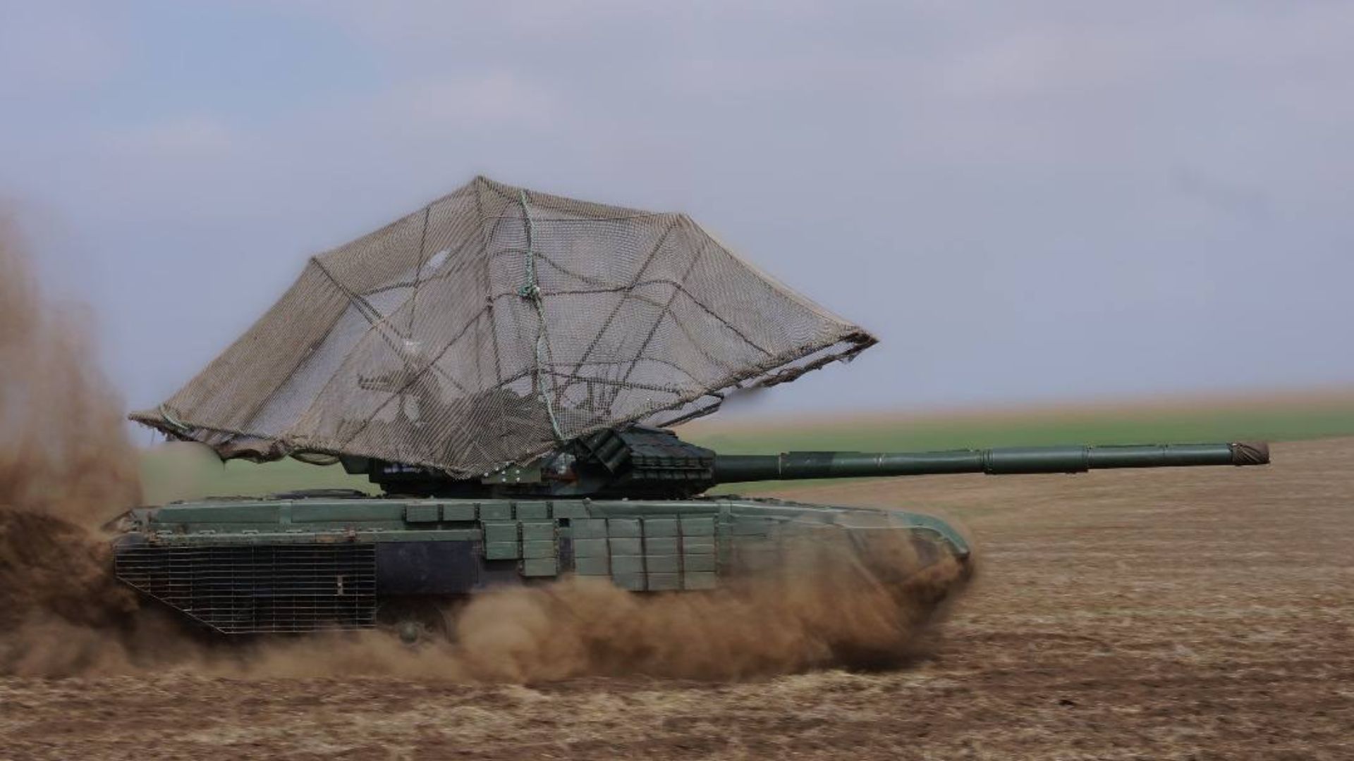 Украинский противодронный "капюшон" на Т-72ЕА