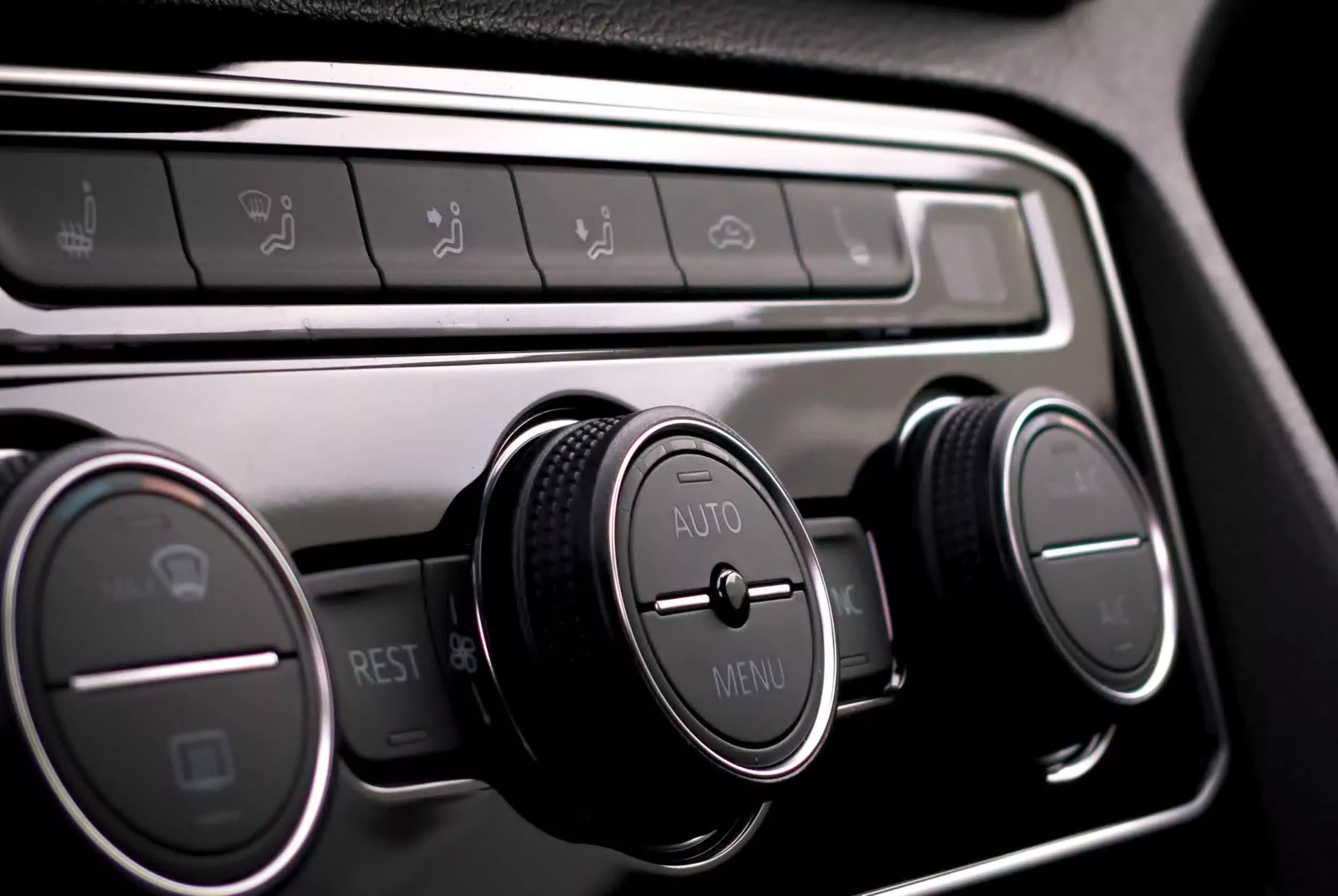 Чому цю кнопку в автомобілі категорично не можна ігнорувати взимку