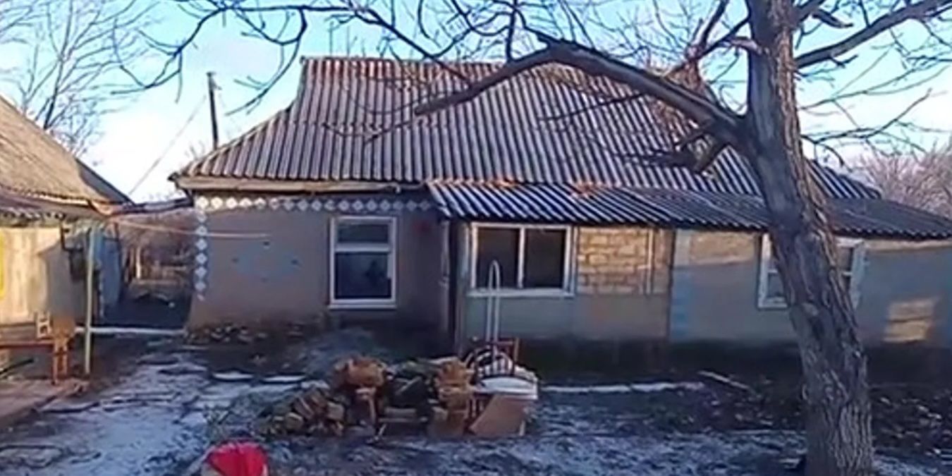 Жінка купила хату в селі за 800 доларів Жінка купила хату в селі за 800 доларів