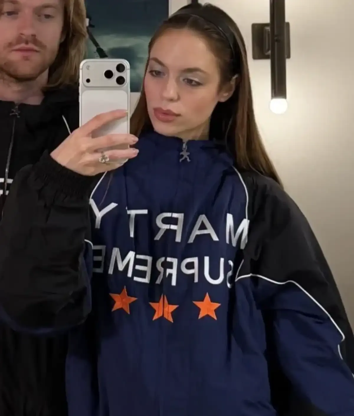 Клаудия Сулевски в куртке Marty Supreme Клаудия Сулевски в куртке Marty Supreme