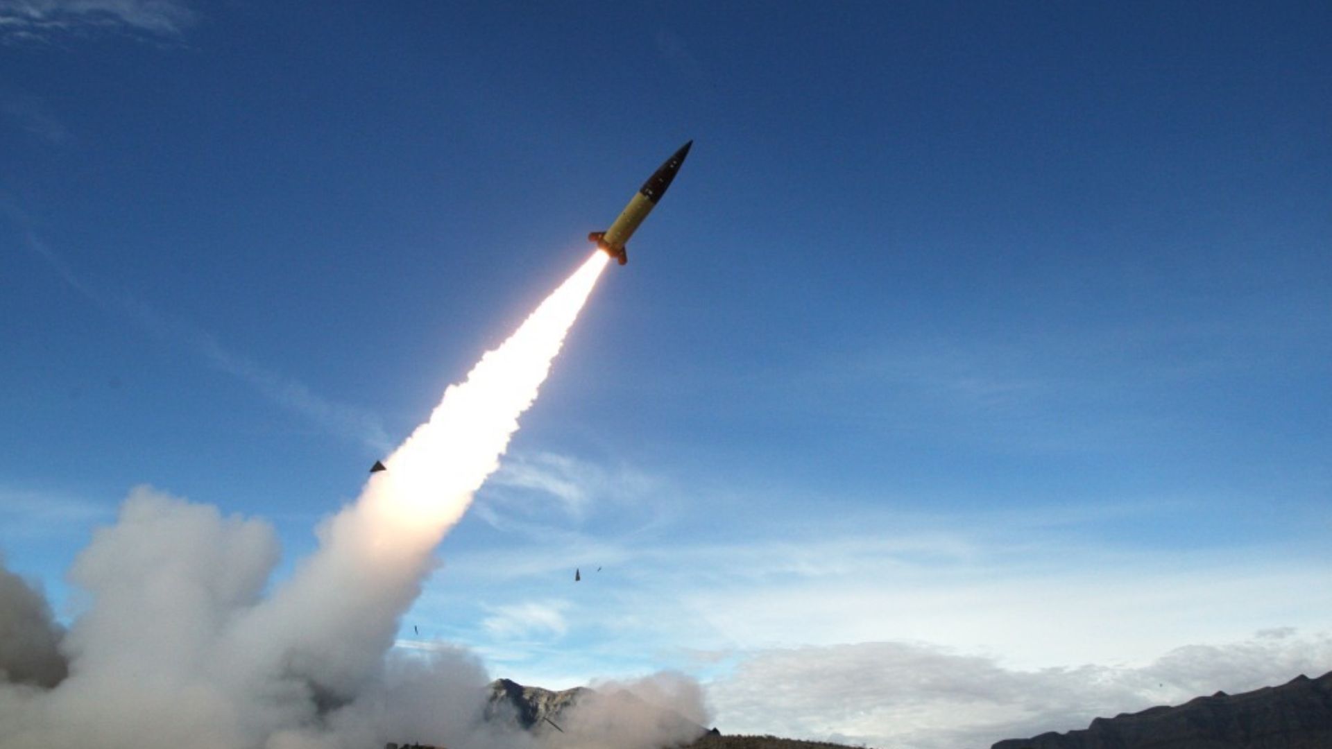 Запуск баллистической ракеты ATACMS