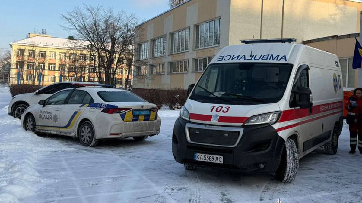 В Киеве ученик в школе напал на учительницу и одноклассника с ножом В Киеве ученик в школе напал на учительницу и одноклассника с ножом