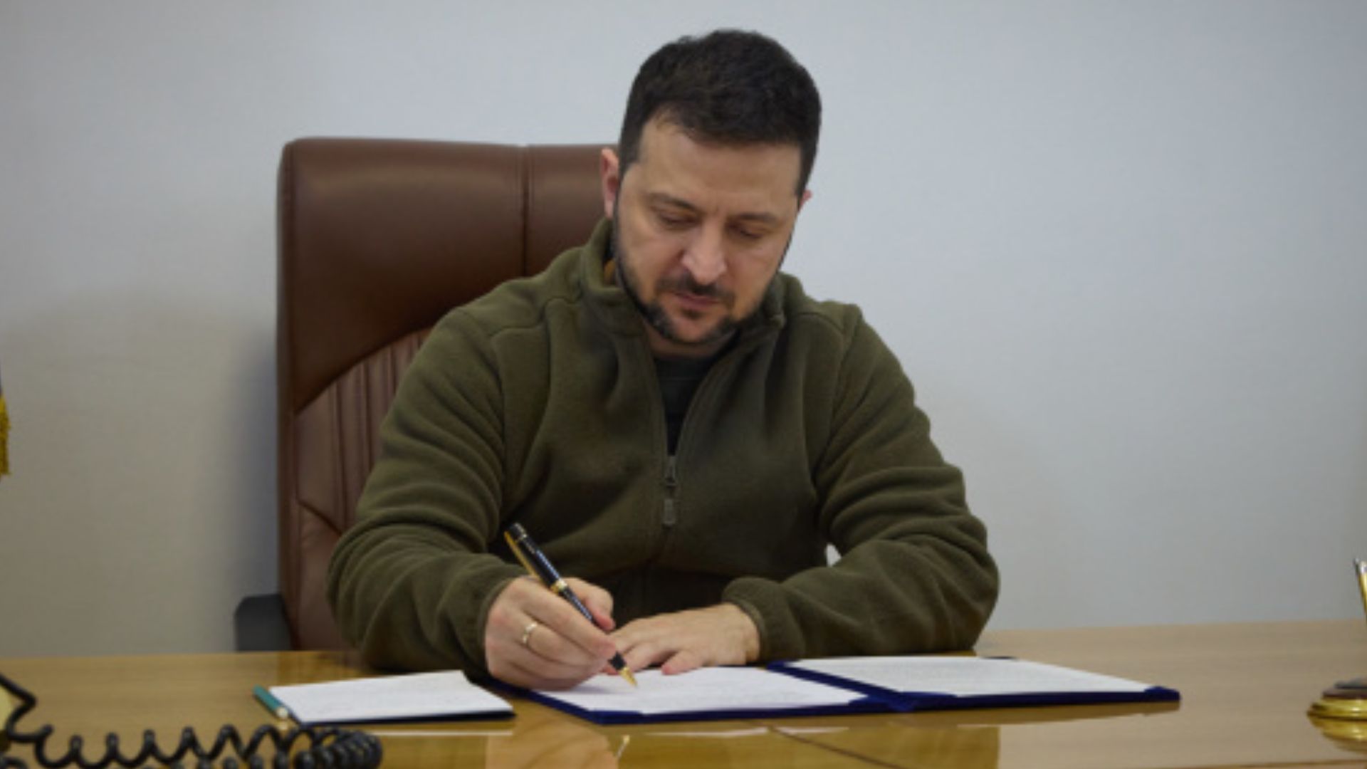 Зеленский подал законопроекты о продлении военного положения и мобилизации