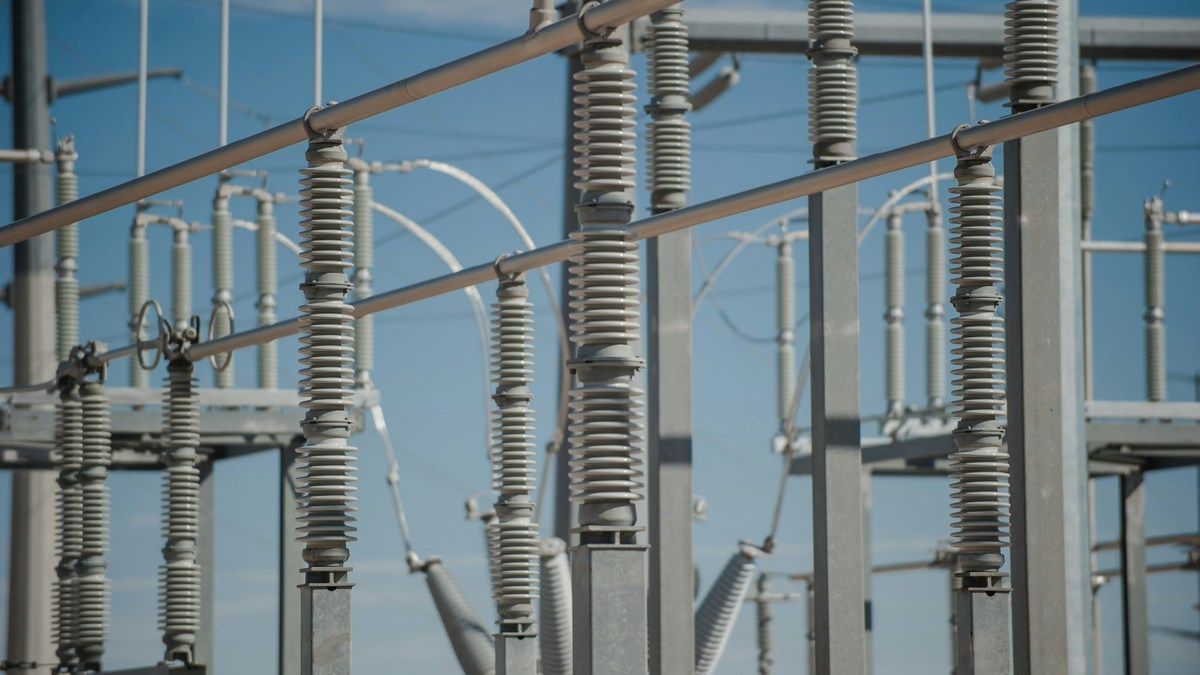 Почему металл проводит ток, а дерево или стекло – нет