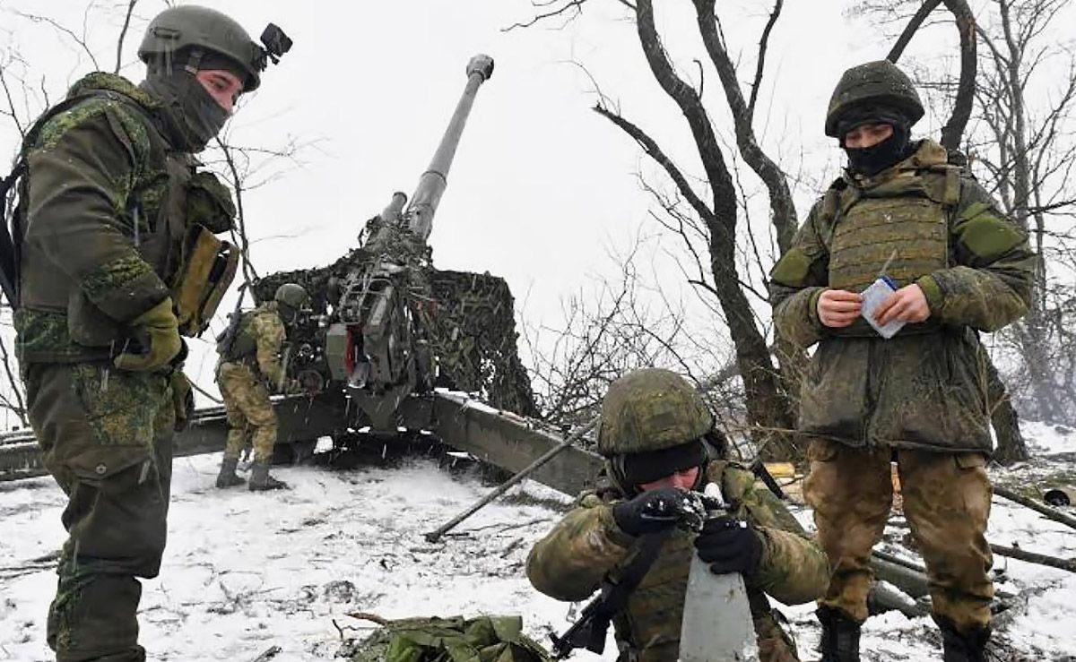 Російські окупанти на фронті біля гармати Російські окупанти на фронті біля гармати