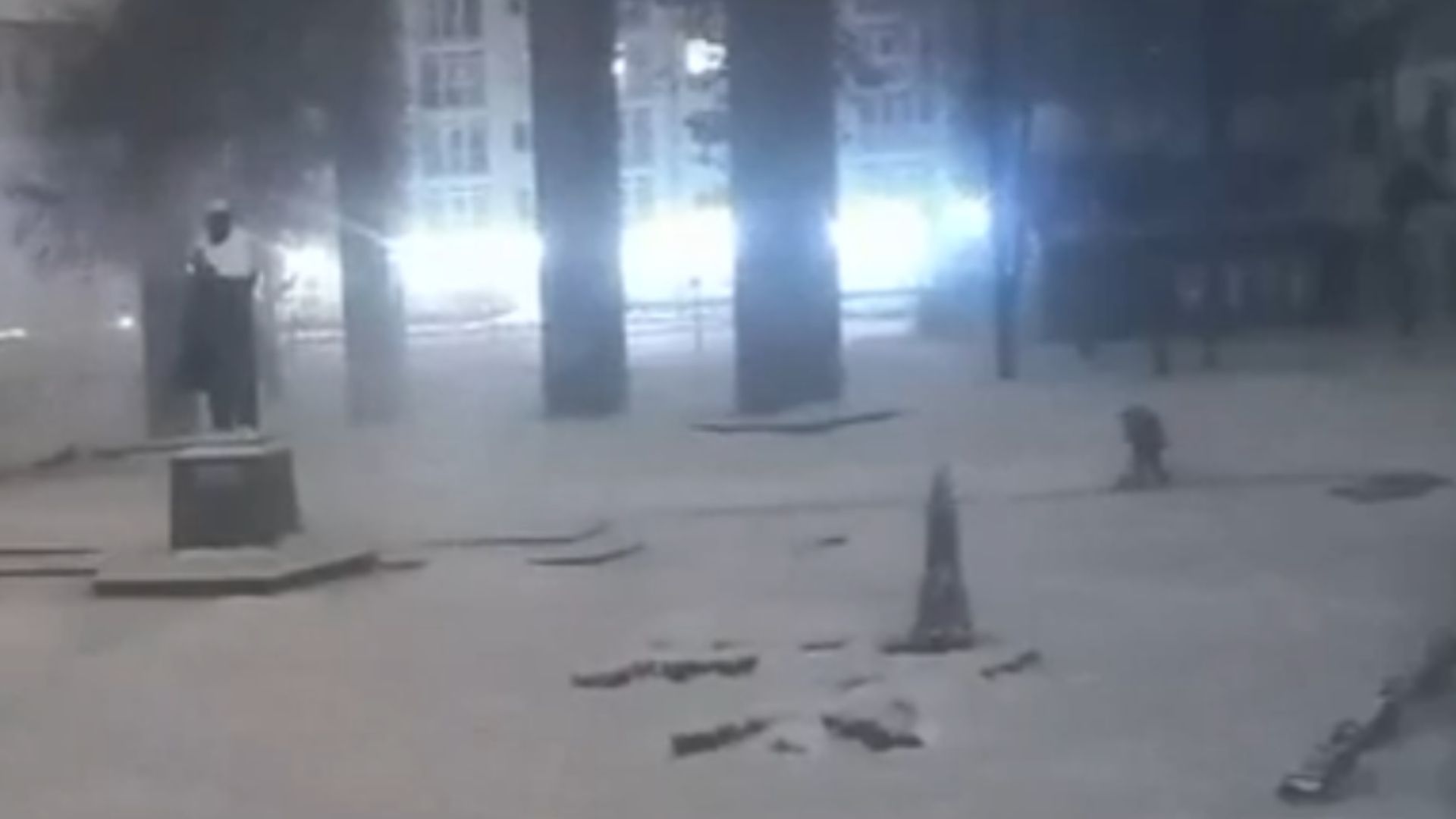 Хороброго комунальника помітили на відео падіння дрона