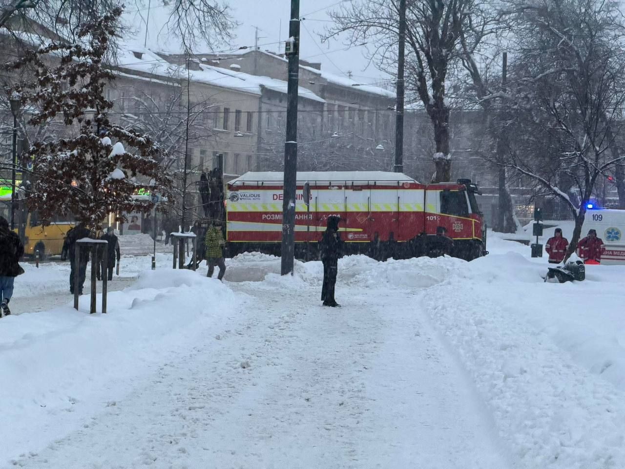 Во Львове дрон упал на детскую площадку