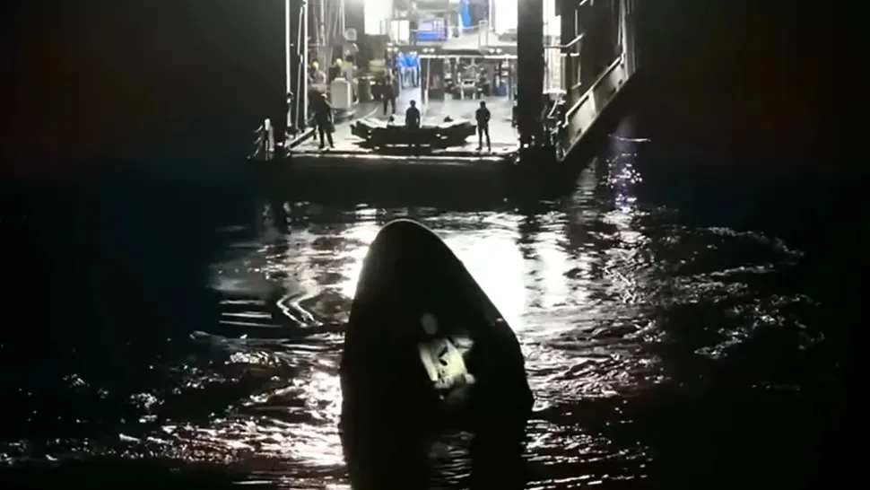 15 января 2026 года судно для спасения приближается к капсуле Crew Dragon экипажа Crew-11. 15 января 2026 года судно для спасения приближается к капсуле Crew Dragon экипажа Crew-11.