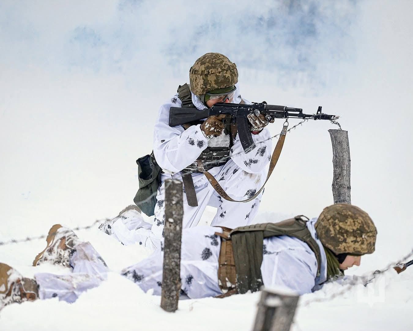 Новобранцы проходят базовую военную подготовку Новобранцы проходят базовую военную подготовку