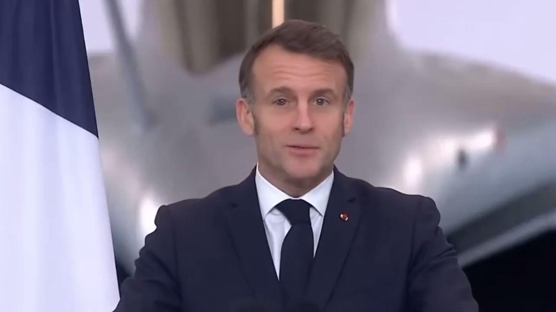 Эммануэль Макрон с залитым кровью глазом