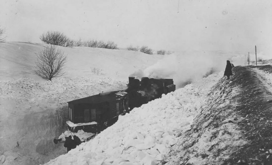 Засніжена залізнична дорога на Львівщині у 1929 році Засніжена залізнична дорога на Львівщині у 1929 році