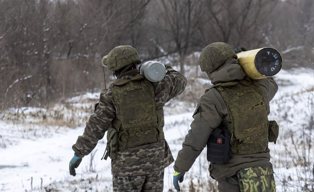 Российские оккупанты со снарядами Российские оккупанты со снарядами