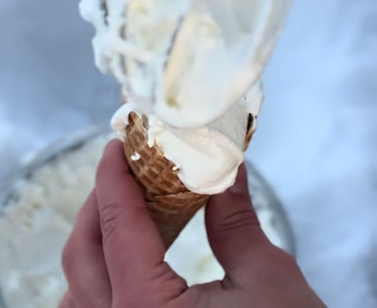 Мороженое на снегу должен попробовать каждый