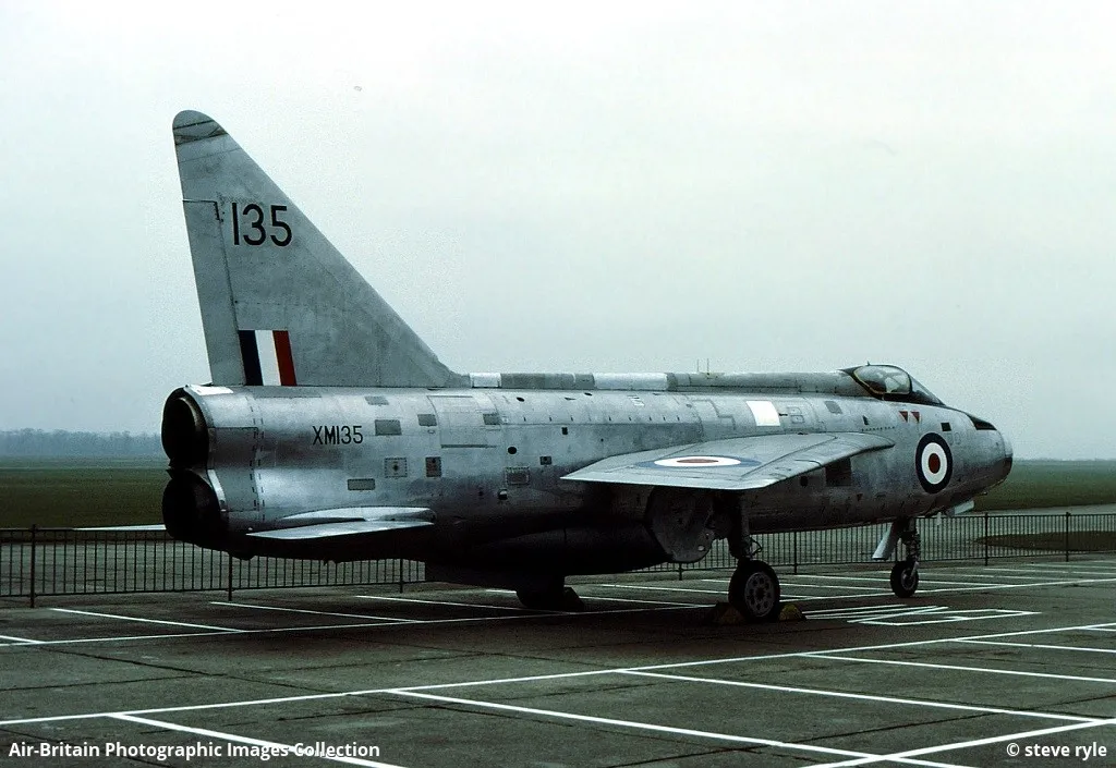 Винищувач Lightning XM135 Винищувач Lightning XM135