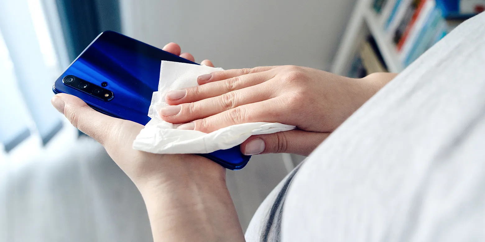 Как часто на самом деле нужно чистить экран смартфона - Техно