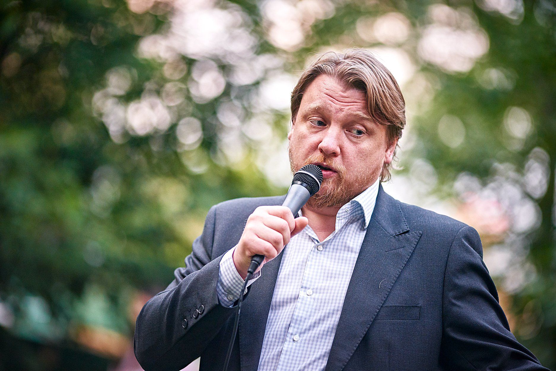 Політтехнолог Петров звільнився з військового меморіалу