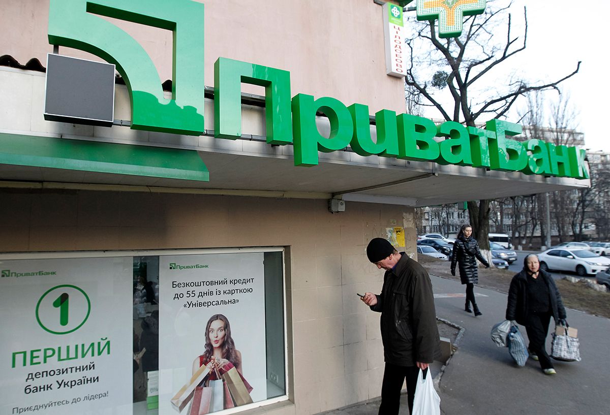 Потрібно терміново замінити картку "Приватбанку": хто з українців має її перевипустити