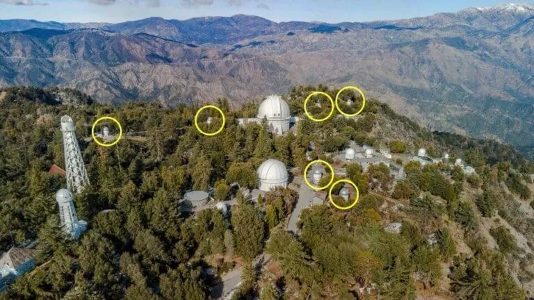 Круги обозначают купола шести телескопов CHARA Array в исторической обсерватории Маунт-Вилсон Круги обозначают купола шести телескопов CHARA Array в исторической обсерватории Маунт-Вилсон