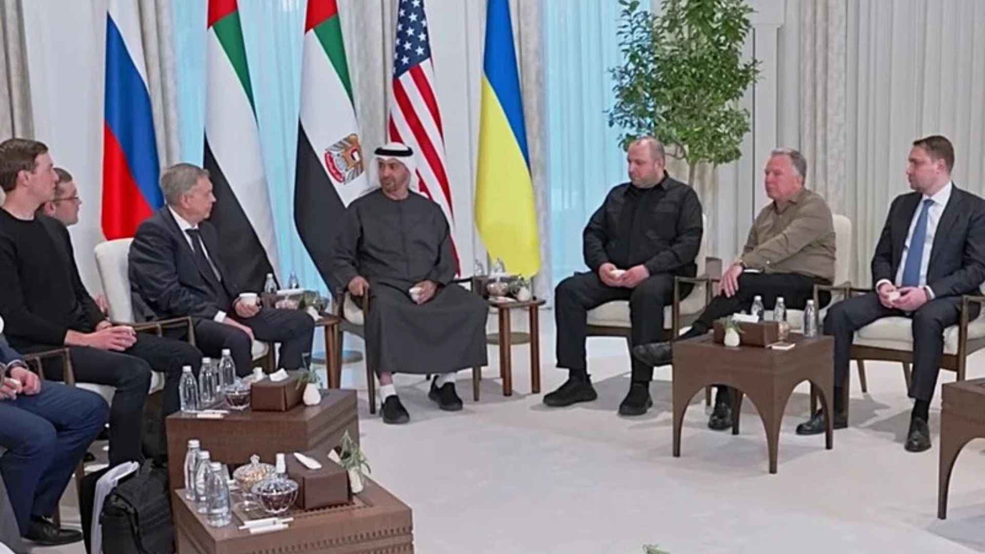 Длились три часа: в Абу-Даби завершились переговоры между Украиной, Россией и США - 24 Канал