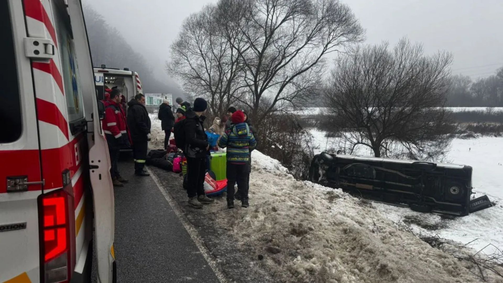 Автобус на Закарпатье слетел в кювет Автобус на Закарпатье слетел в кювет