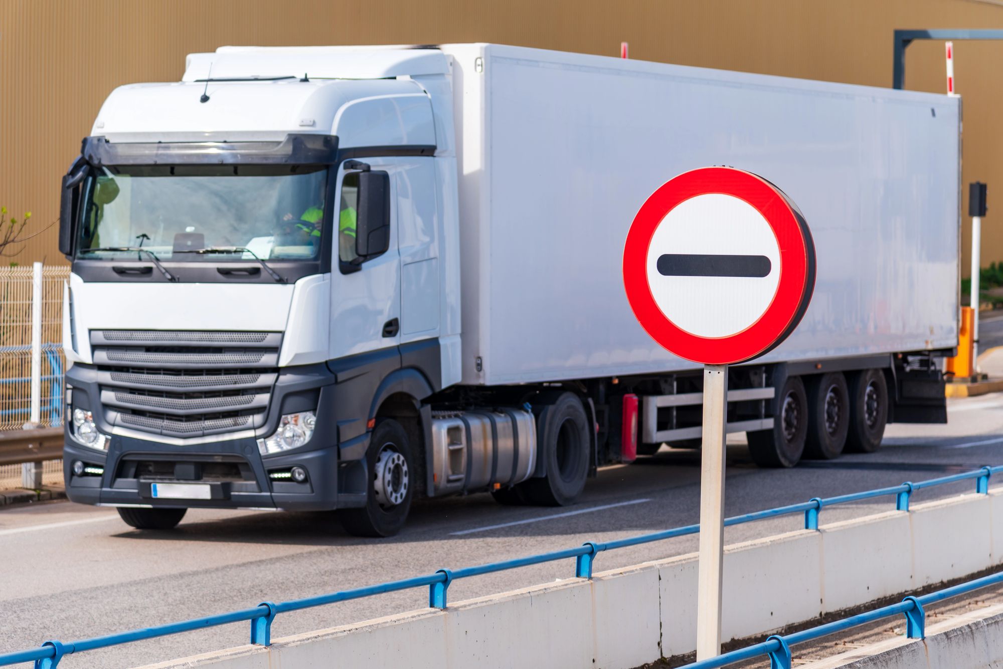 Росія отримує сотні тонн підсанкційних вантажів із Німеччини Росія отримує сотні тонн підсанкційних вантажів із Німеччини