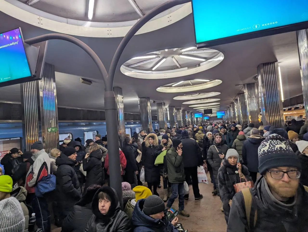 В Киевском метро образовались огромные очереди В Киевском метро образовались огромные очереди