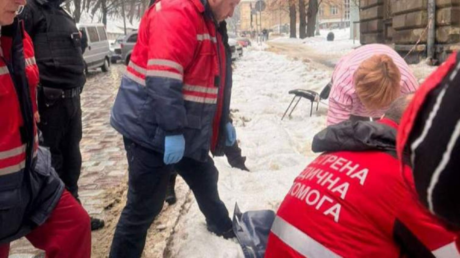 На 16-річного хлопця впав льод з будинку