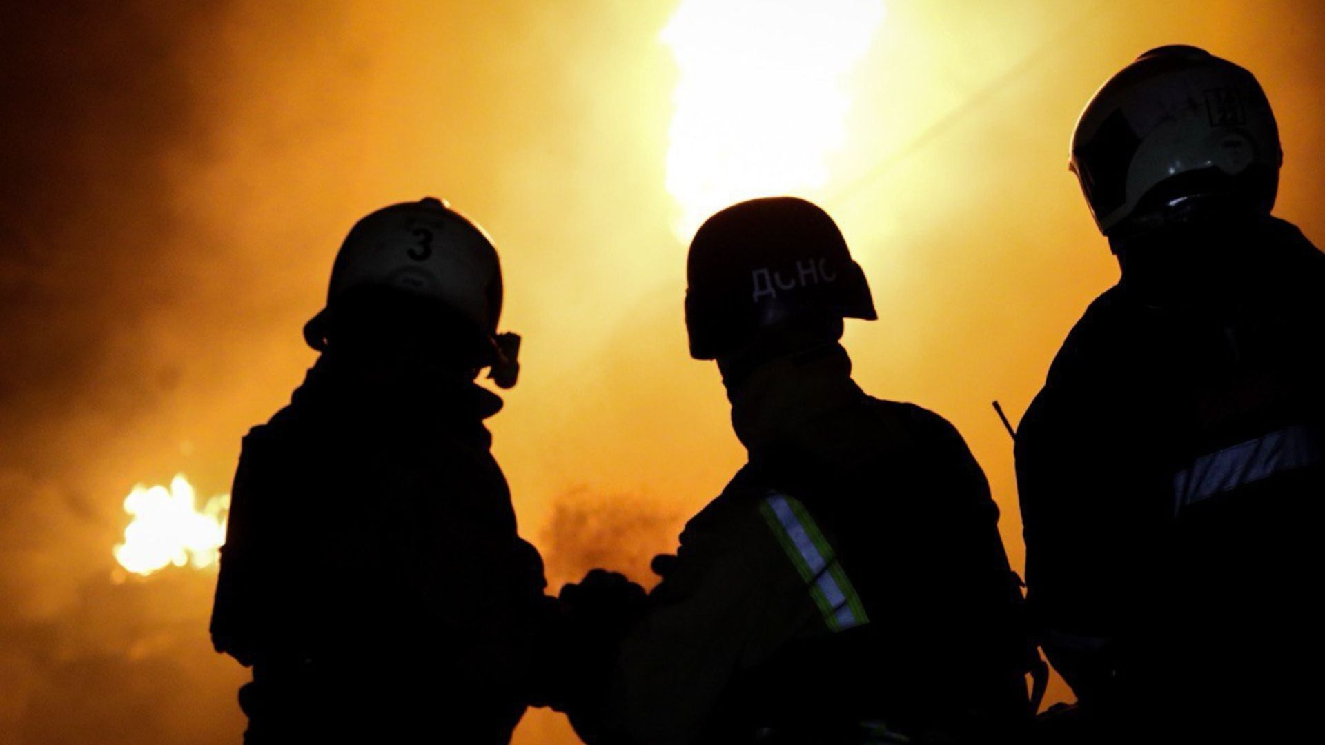 На Львівщині досі гасять пожежу після влучання 27 січня