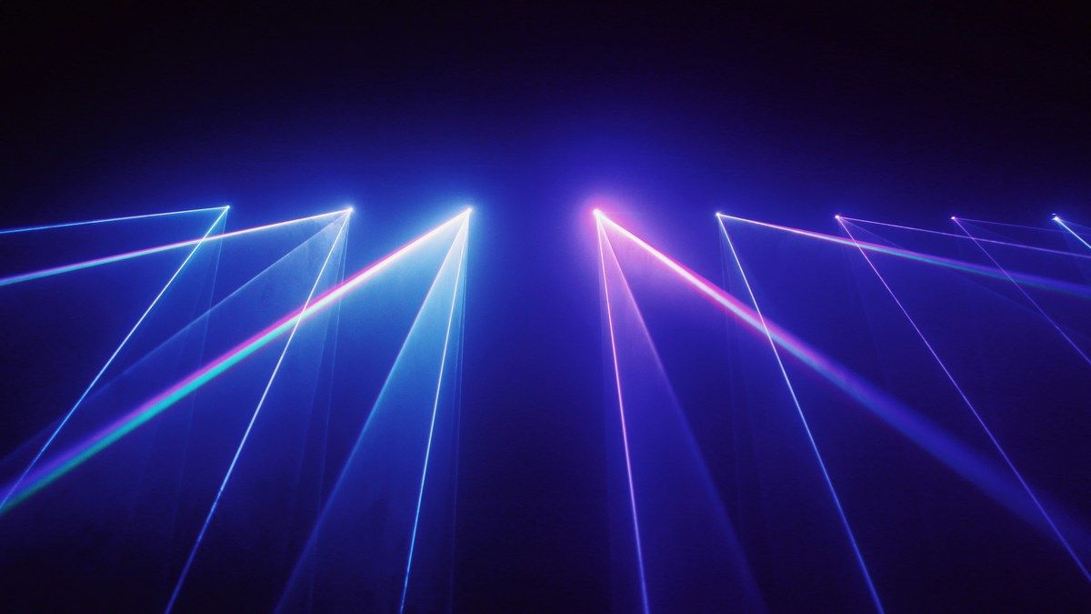 Лазер – что это такое, как он работает и какие основные отличия от обычного света Лазер – что это такое, как он работает и какие основные отличия от обычного света