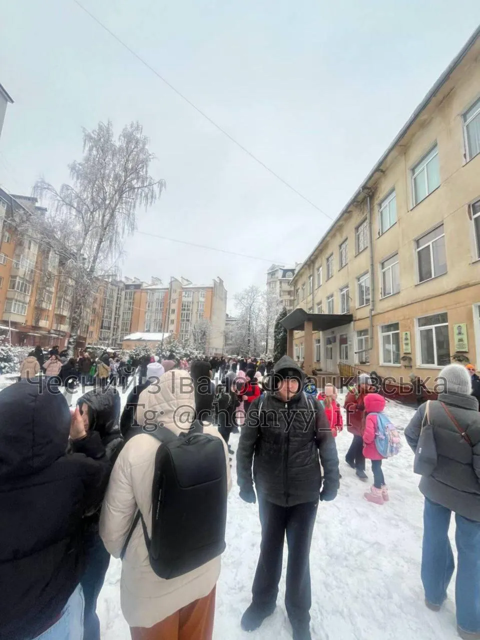 Евакуація зі школи в Івану-Франківську / Телеграм-канал Евакуація зі школи в Івану-Франківську / Телеграм-канал