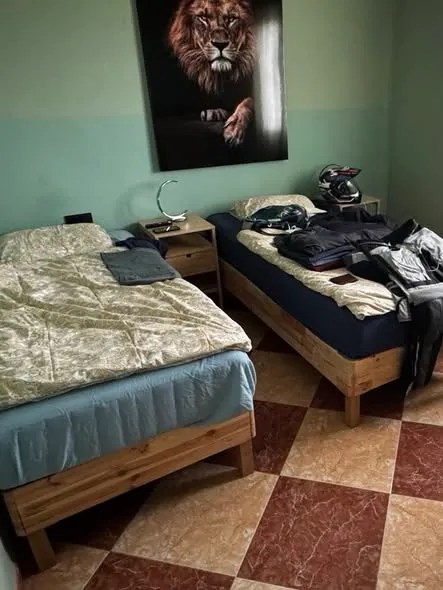 Петр Павел відпочиває у пансіонаті з байкерами Петр Павел відпочиває у пансіонаті з байкерами
