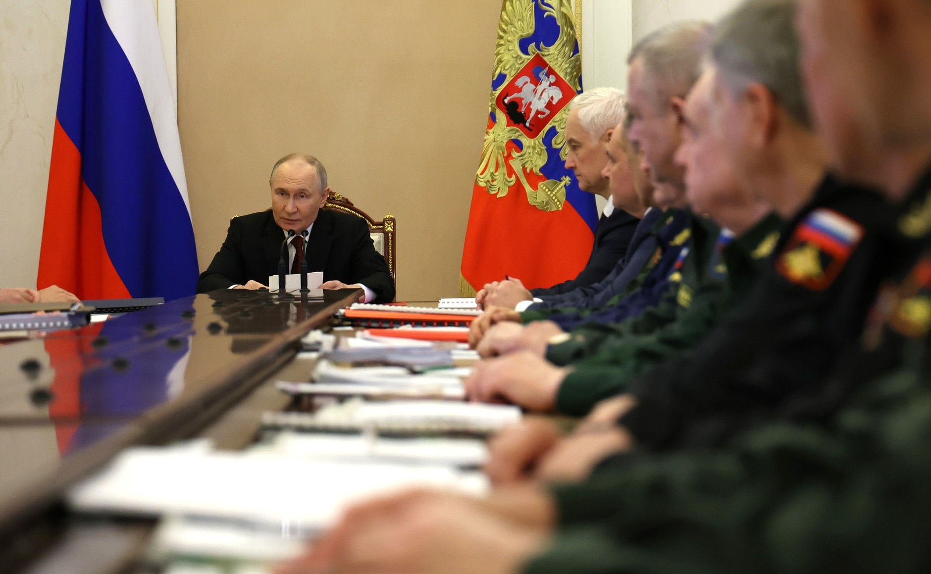 Російський диктатор Путін проводить нараду з представниками міноброни, генштабу