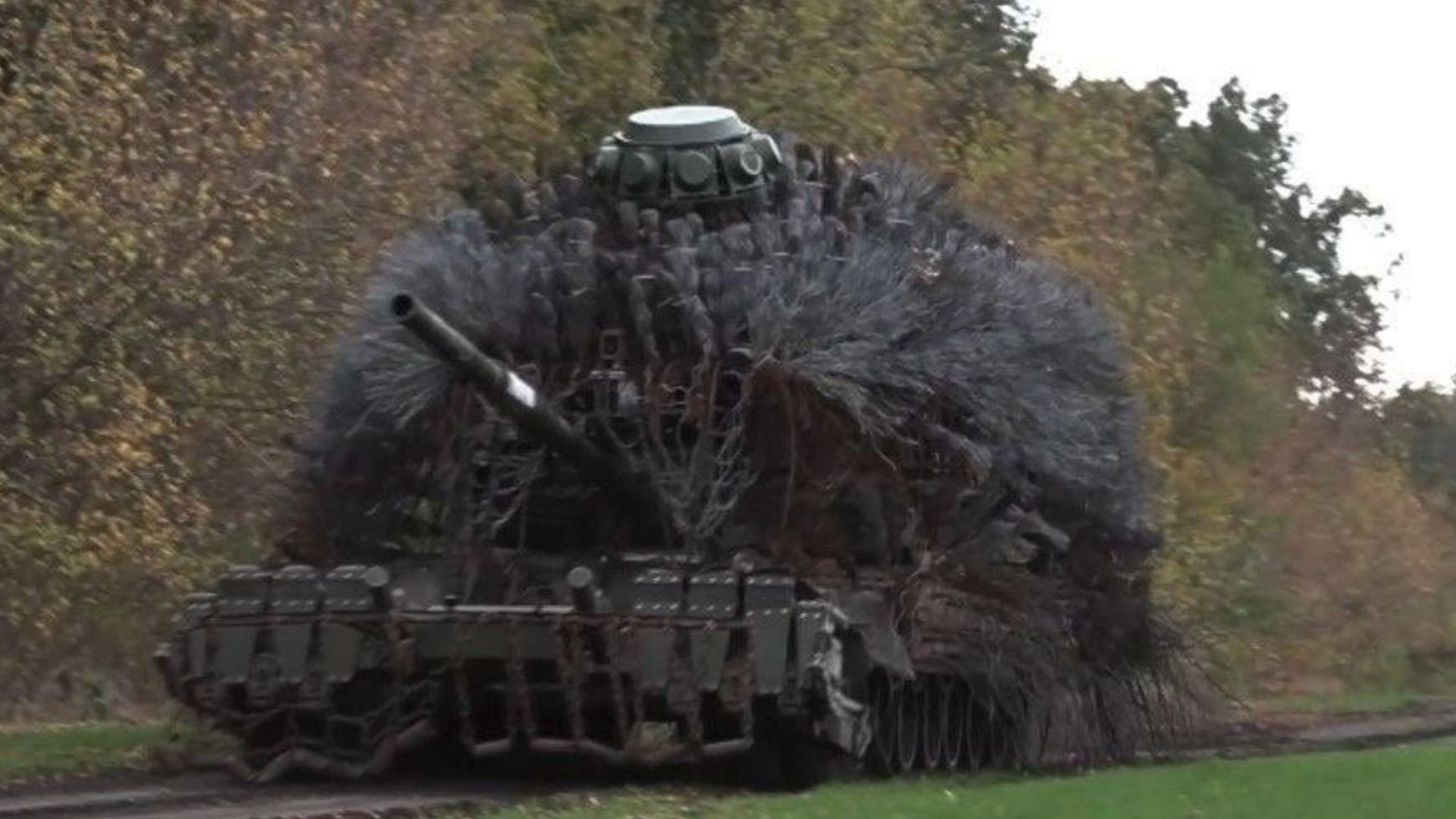 Російський танк з антидроновим захистом Російський танк з антидроновим захистом