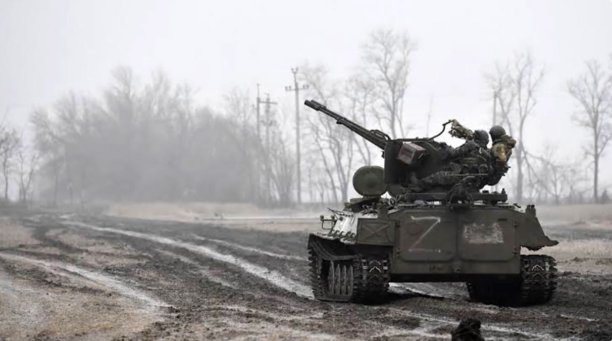 Російські окупанти на танку