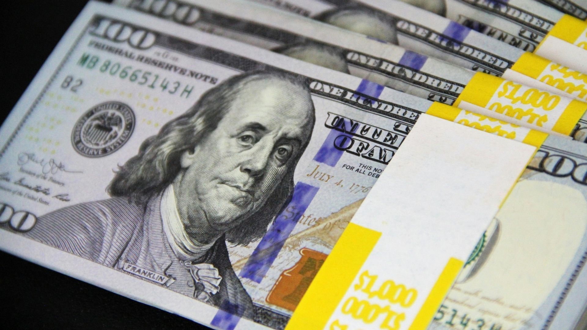 Ціна долара росте, поки євро дешевшає: скільки коштує готівка в обмінниках