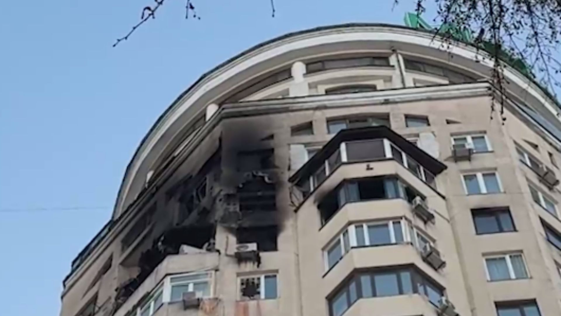 В атакованому ворожим дроном будинку у Києві утворилася діра В атакованому ворожим дроном будинку у Києві утворилася діра