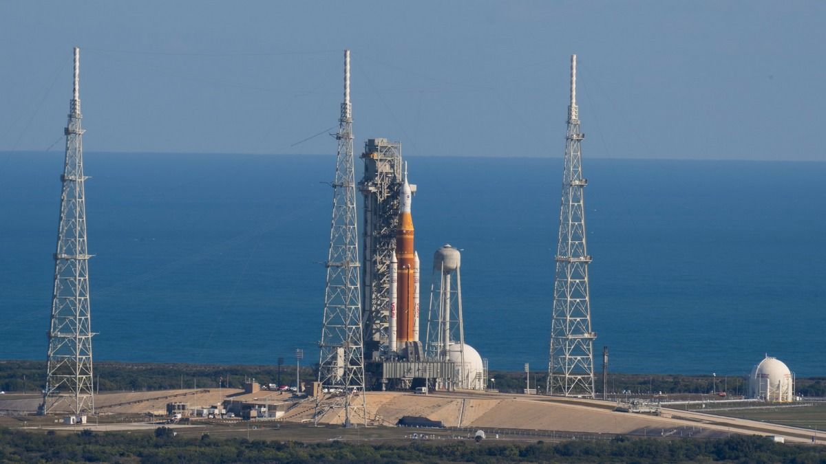 Ракета NASA для польоту на Місяць зіткнулася з витоками палива перед стартом Ракета NASA для польоту на Місяць зіткнулася з витоками палива перед стартом