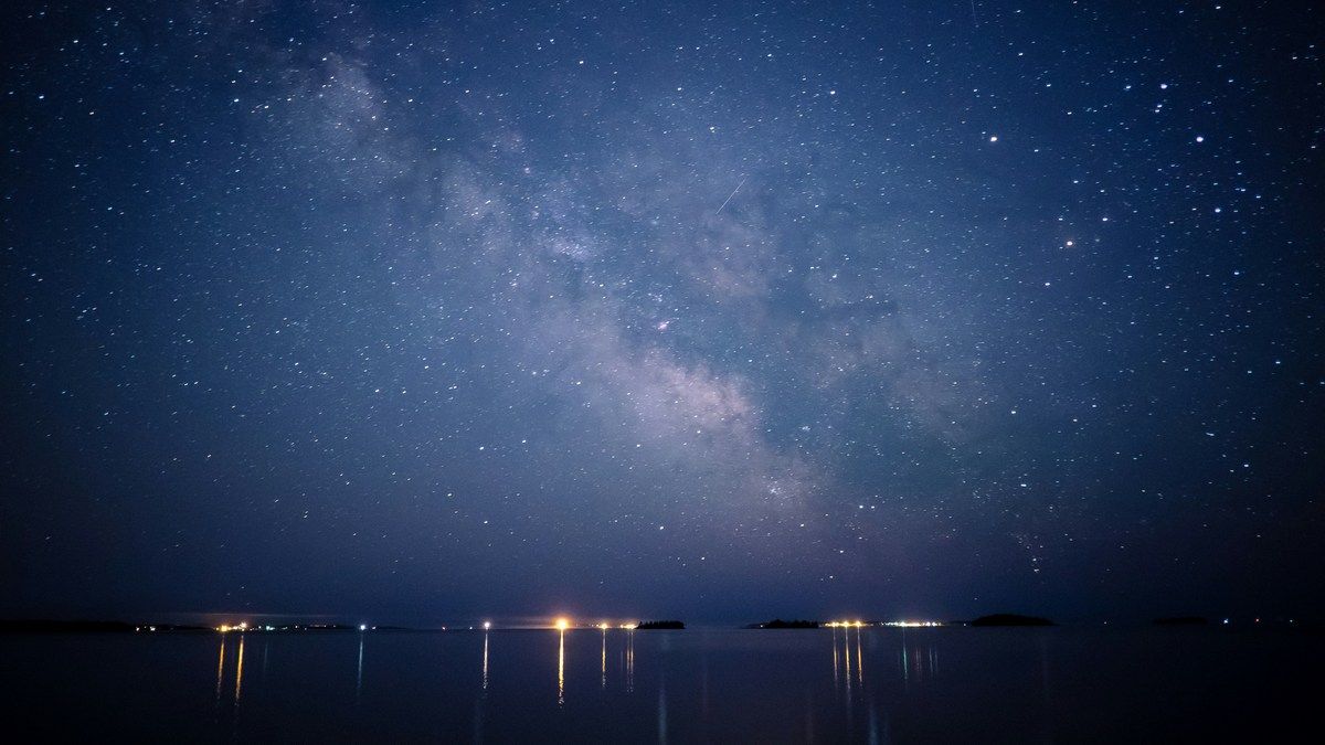 Чому навколишній космос чорний, хоча довкола незліченна кількість зірок Чому навколишній космос чорний, хоча довкола незліченна кількість зірок